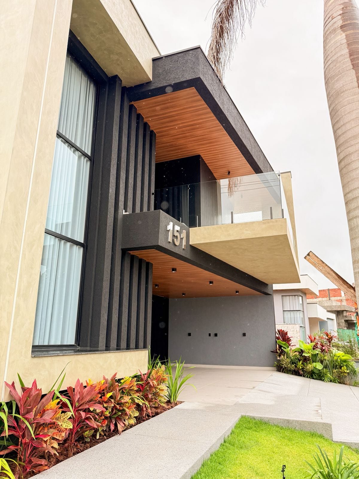 Fachada residencial contemporânea acompanhada pela Luciana Marques